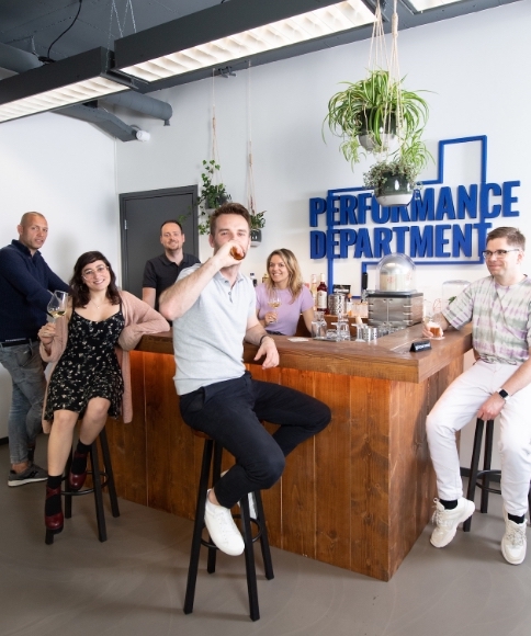 Teamfoto aan de bar